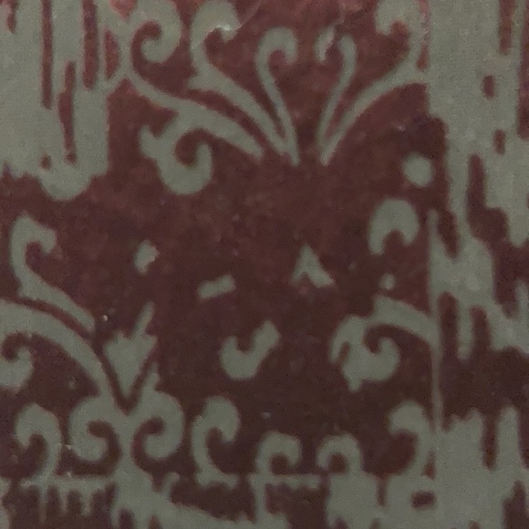 Burgundy cut velvet on black background - Picture 4 of 4